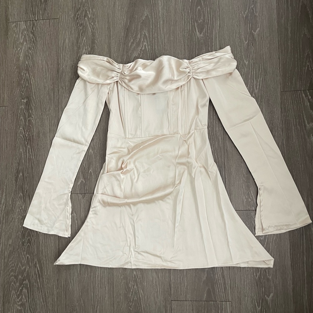 PrettyLittleThing Champagne satin pleat detail Berteau flared sleeve shift dress - Picture 3 of 11